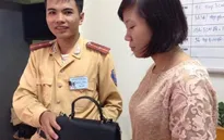 Cảnh sát giao thông trả gần 16 triệu đồng cho người đánh rơi