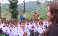 Mang “Áo mới đến trường” cho trẻ em nghèo Bắc Kạn