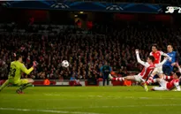 Henry, Neville thi nhau chỉ trích hàng thủ yếu kém của Arsenal