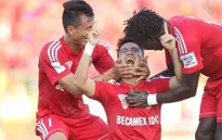 Hàng thủ HAGL lại mắc lỗi để Âu Văn Hoàn dễ dàng nâng tỷ số lên 2-0
