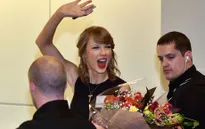 Taylor Swift bị fan “cuồng” vây kín tại Nhật Bản