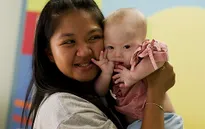 Australia cấp quốc tịch cho em bé được mang thai hộ