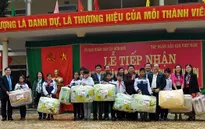 Phó Chủ tịch Quốc hội Tòng Thị Phóng thăm, tặng quà tại Nghệ An