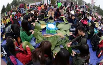 “Gói bánh chưng xanh cùng người nghèo ăn Tết”
