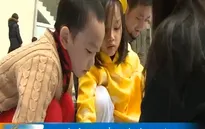 Trẻ em Hà Nội háo hức với trải nghiệm gói bánh chưng Tết