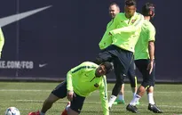 Trước đại chiến Man City, Neymar và Alves thi nhau “hành hạ” Suarez
