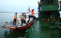 Bắt tàu chở 14.000 lít dầu DO không rõ nguồn gốc