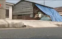 Người dân tự ý cơi nới bục bệ để dắt xe vào nhà trên Quốc lộ 1A