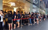 Người dân châu Á xếp hàng dài chờ mua đồ H&M