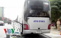 Xe khách đang chạy bốc cháy, hành khách hoảng loạn
