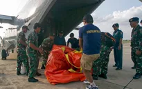Indonesia sử dụng khinh khí cầu trục vớt đuôi máy bay QZ8501