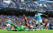 Song sát Sterling & Bony tỏa sáng, Man City lại thắng đậm
