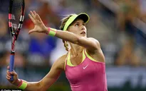 Bouchard niềm nở kí tặng fan ở Indian Wells