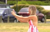 Bouchard xinh tươi chụp ảnh selfie ở bãi biển TP Perth