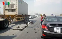Xe máy lao thẳng đầu ô tô, 2 người nhập viện