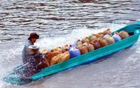 Bắt quả tang vụ sang mạn xăng dầu trái phép