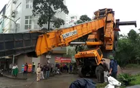 Hà Nội: Cận cảnh vụ sập cần cẩu dài hơn 50m