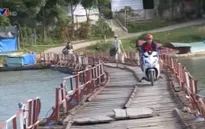 Thanh Hóa: Hàng trăm người dân “đánh đu” trên cầu phao ọp ẹp