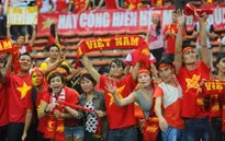 "Cơn mưa tình yêu" dành cho O. Việt Nam từ khán đài sân Shah Alam