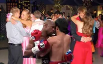 Dân mạng chế ảnh về chiến thuật “ôm người” của Mayweather