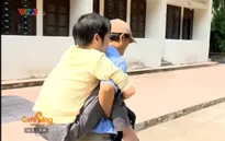 Người cha bỏ việc ở quê cõng con lên giảng đường Đại Học