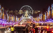 Sau vụ khủng bố ở Paris, đại lộ Champs Elysees lung linh ánh đèn
