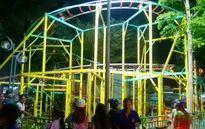 Tàu lượn rơi khỏi đường ray, 2 trẻ phải nhập viện