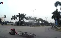 Xe máy vượt ẩu qua vòng xuyến rộng gây tai nạn