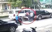 Lao ầm ầm như tên, xe máy đâm thẳng đuôi ô tô