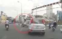 Đột ngột “cướp” đường, ô tô con quệt ngã lái xe máy