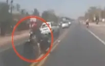 Xe máy đột ngột sang đường, 2 ô tô suýt đâm trực diện