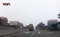 Vừa lái xe vừa ngủ gật, tài xế ô tô suýt gây tai nạn