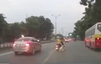 Sang đường đột ngột, xe máy bị ô tô húc đuôi loạng choạng