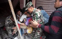 Đội cứu trợ các nước đã có mặt tại Nepal hỗ trợ tìm kiếm nạn nhân