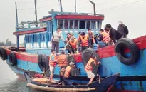 9 thuyền viên gặp nạn trên biển được đưa vào bờ