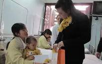 Bộ Y tế thăm và tặng quà bệnh nhi ung thư