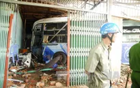 Bình Phước: Xe khách giường nằm mất lái đâm sập 3 nhà dân