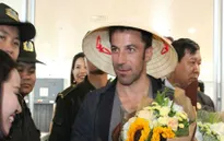Del Piero thích thú khi được tặng nón lá