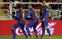 Dani Alves dạy Neymar “điệu nhảy chiến thắng” trên sân tập