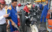 Giảm giá dầu hỏa, giữ nguyên giá xăng
