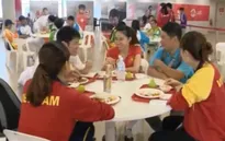 SEA Games 28: Giây phút nghỉ ngơi của VĐV đấu kiếm Việt Nam