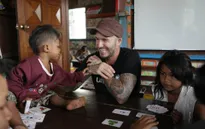 David Beckham chia sẻ với các em nhỏ bị bạo hành tại Campuchia