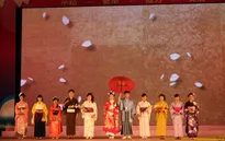 Rực rỡ lễ hội hoa anh đào tại Hạ Long