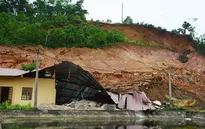 Yên Bái: Lở đất nghiêm trọng, nửa quả đồi trôi sạt