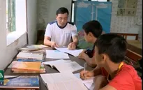 Bộ đội biên phòng nhận nuôi 2 học trò nghèo người Mông