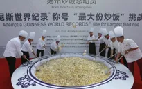 Đĩa cơm rang lập kỷ lục Guinness tại Trung quốc bị đổ cho lợn