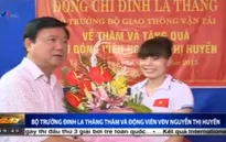 Bộ trưởng Đinh La Thăng trao 100 triệu đồng cho VĐV Nguyễn Thị Huyền
