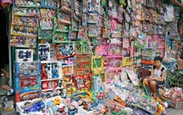 Nguy cơ độc hại khôn lường từ đồ chơi trẻ em không rõ nguồn gốc