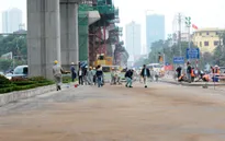 Xe cẩu chảy dầu ra đường, hàng loạt xe máy gặp nạn
