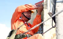 Nhu cầu sử dụng điện tăng cao gây áp lực cho đường dây truyền tải điện